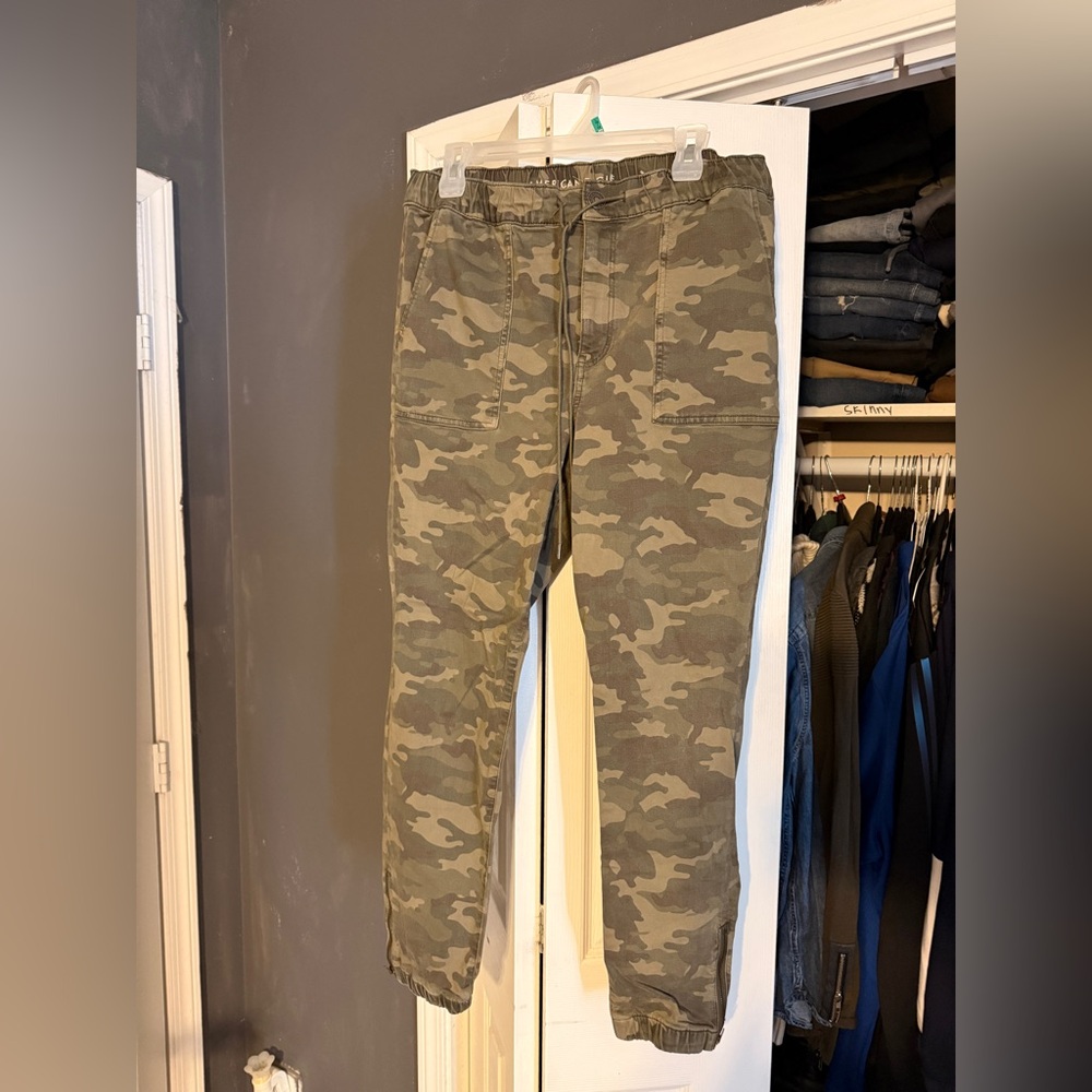 American Eagle Outfitters Green Camouflage Pants